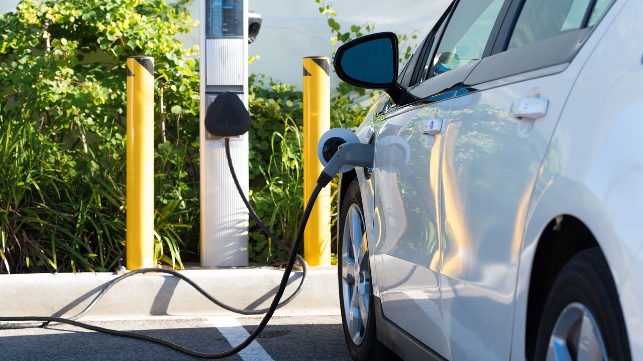 "Maximizing EV Charging Station Revenue and Efficiency | Management Strategies"